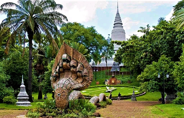 Phnom Penh Private Half day tour, with Wat Phnom, The National Museum, And the Russian Market